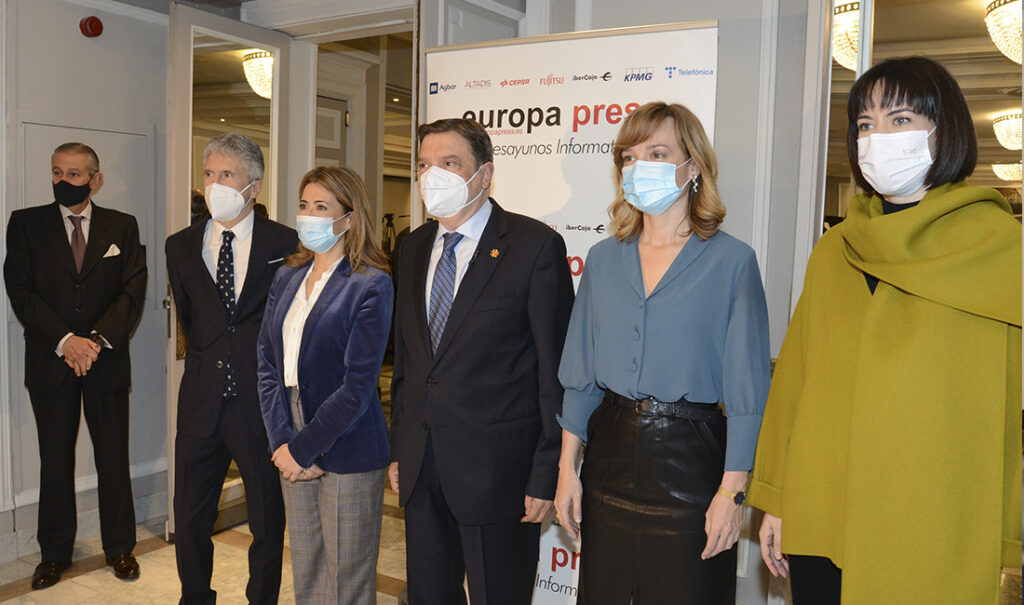 Ministro Luis Planas con el equipo de Europa Press