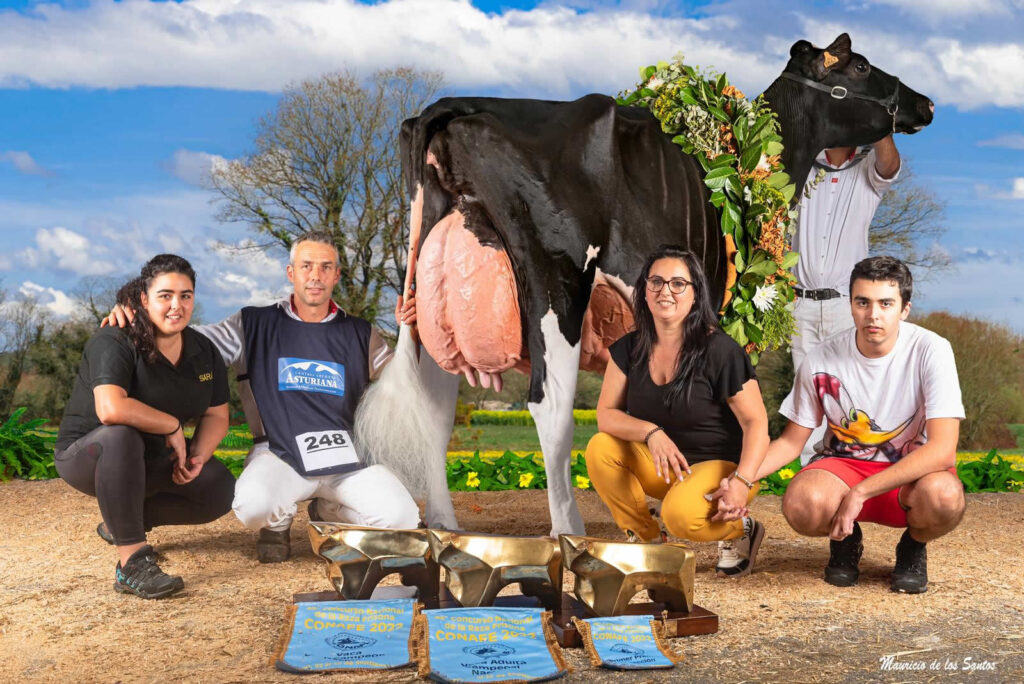 Familia de SAT Ceceño y la vaca Gran Campeona 2022