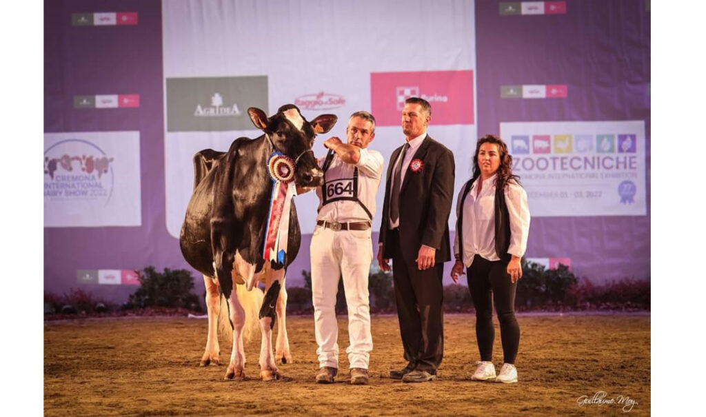 Familia SAT Ceceño con el juez y la vaca gran campeona Cremona 2022