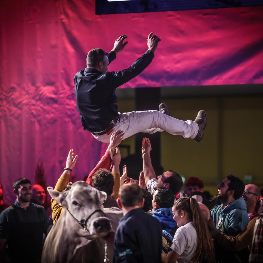Agapito Fernández manteado por el triunfo en el International Dairy Show de Cremona