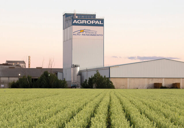 Instalaciones Cooperativa Agropal y campo de cereal