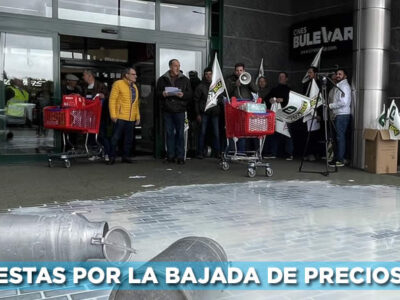 Ganaderos tirando leche de vaca en protesta por la bajada de los precios en Ávila