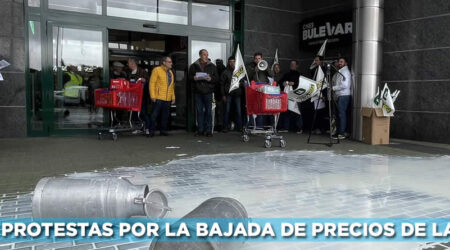 Ganaderos tirando leche de vaca en protesta por la bajada de los precios en Ávila