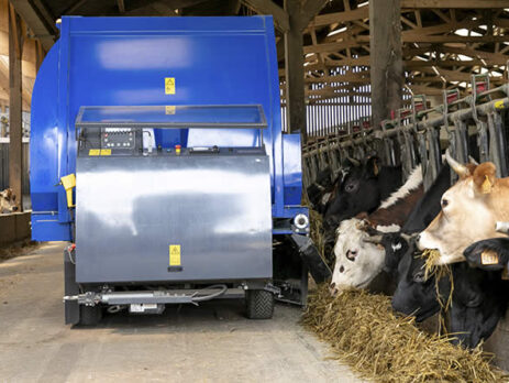 Robot OptiWagon de Delaval echando de comer a las vacas Frisona