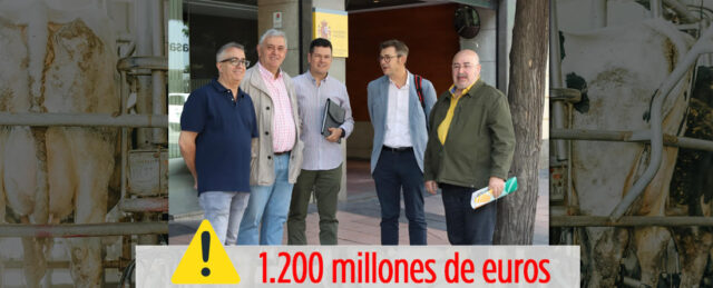 Representantes de UPA, a las puertas de la Audiencia Nacional.