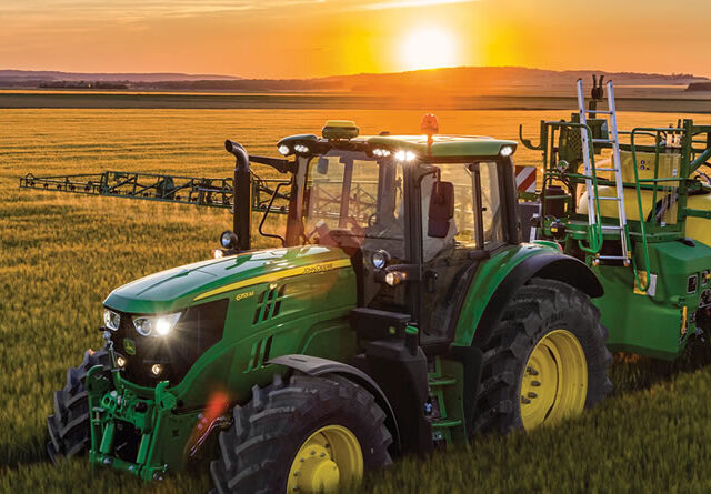 tractor en el campo puesta de sol jonh deeren