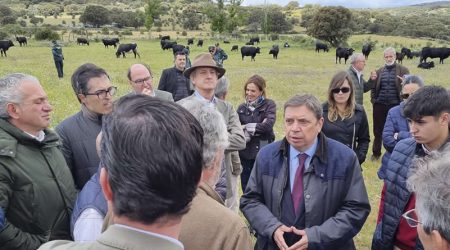 Luis Planas destaca el compromiso del Gobierno con la ganadería extensiva