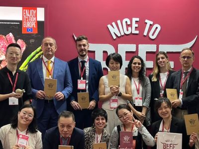 destacada provacuno optimizada Importadores coreanos posan en el stand de PROVACUNO en la feria Food & Hotel Seúl 2024