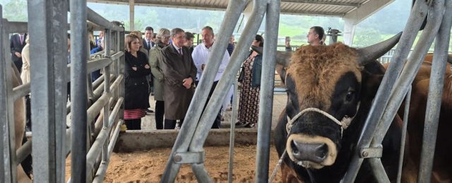 Luis Planas visitando instalaciones de ASEAVA en Asturias