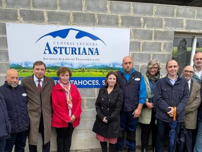 Visita de Planas a Tahoces, una de las ganaderías familiares que producen para Central Lechera Asturiana.