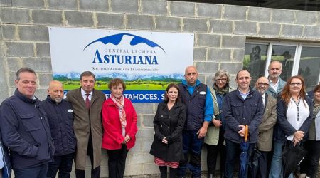 Visita de Planas a Tahoces, una de las ganaderías familiares que producen para Central Lechera Asturiana.