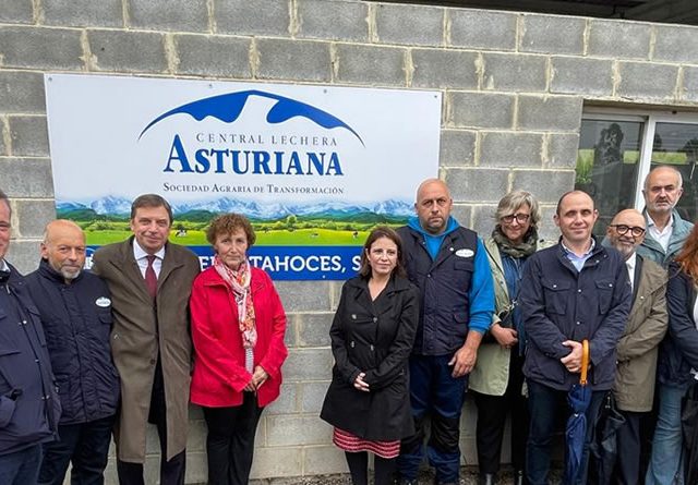 Visita de Planas a Tahoces, una de las ganaderías familiares que producen para Central Lechera Asturiana.