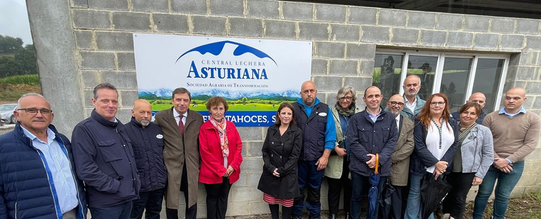 Visita de Planas a Tahoces, una de las ganaderías familiares que producen para Central Lechera Asturiana.