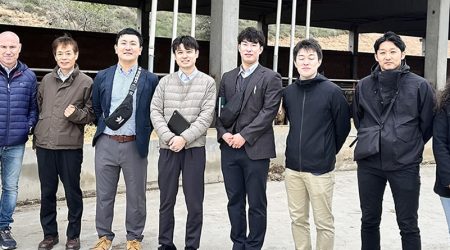 directivos de provacuno con importadores de japón visitando establecimientos de producción de vacuno español