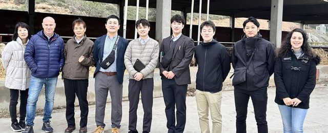 directivos de provacuno con importadores de japón visitando establecimientos de producción de vacuno español