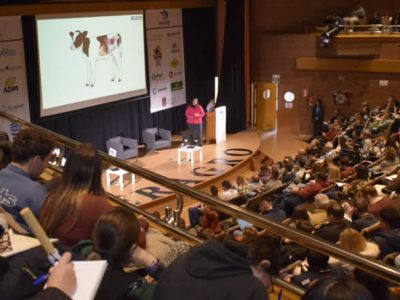 Las Jornadas de Seragro 2025 abordaron el peso del sector lácteo gallego, la recría y la innovación en sistemas de ordeño en su primer día de sesiones