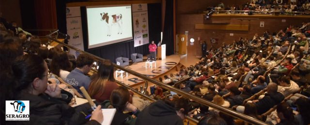 Las Jornadas de Seragro 2025 abordaron el peso del sector lácteo gallego, la recría y la innovación en sistemas de ordeño en su primer día de sesiones