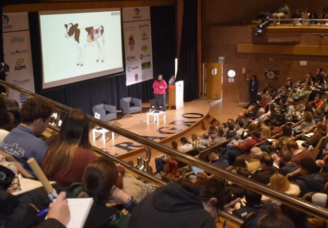Las Jornadas de Seragro 2025 abordaron el peso del sector lácteo gallego, la recría y la innovación en sistemas de ordeño en su primer día de sesiones