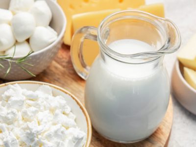 FeNIL advierte que la entrada masiva de excedentes europeos está lastrando la competitividad del sector y el futuro inmediato de la industria láctea española