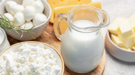 FeNIL advierte que la entrada masiva de excedentes europeos está lastrando la competitividad del sector y el futuro inmediato de la industria láctea española