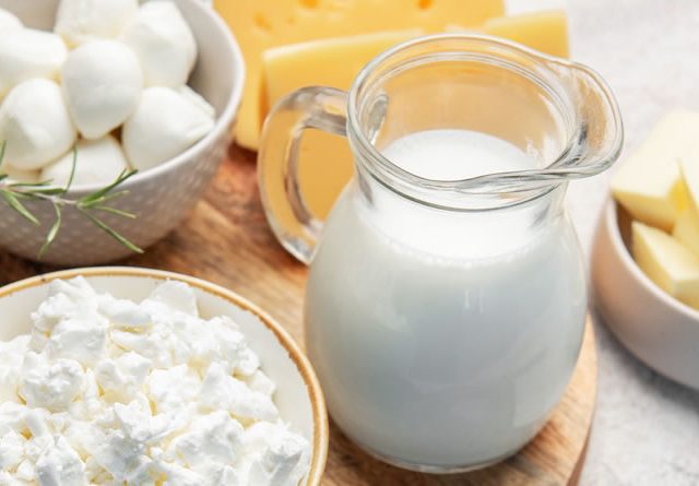 FeNIL advierte que la entrada masiva de excedentes europeos está lastrando la competitividad del sector y el futuro inmediato de la industria láctea española