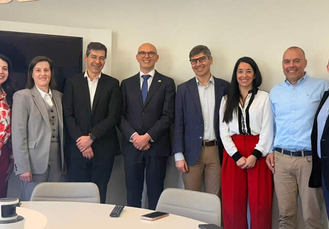 El Embajador de los Países Bajos visita las instalaciones de De Heus en Galicia para conocer su modelo de sostenibilidad y producción